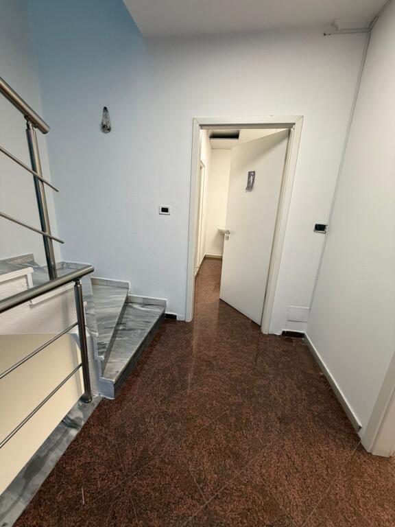 🏢 JEpet me qera Godinë 3-Katëshe në Myslym Shyri – Perfekte për Biznes!!