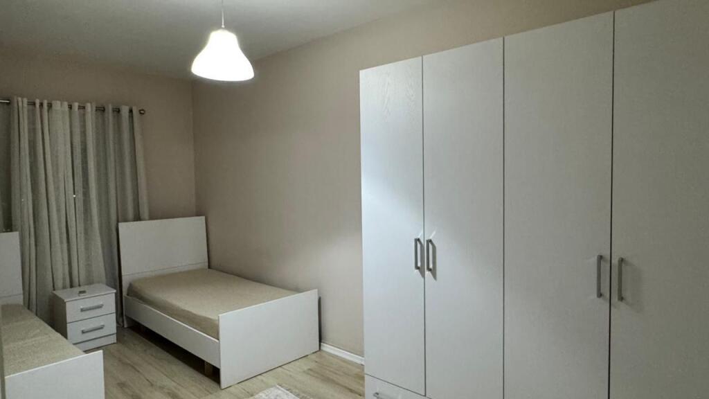 Jepet me Qira – Apartament 2+1 | Pranë Spitalit Amerikan 3
