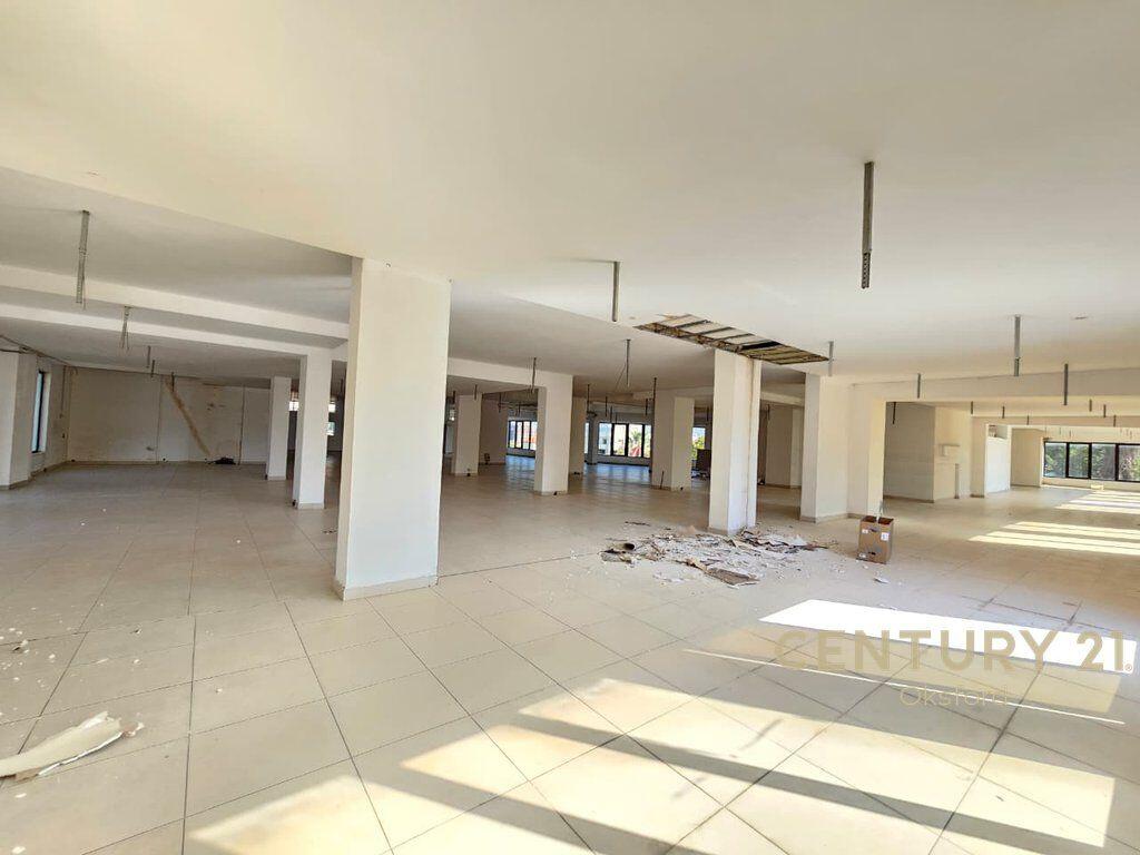 JAPIM ME QIRA AMBIENT KOMERCIAL NE INSTITUT, BUZE RRUGES KRYESORE