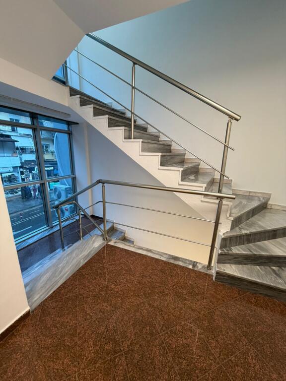 🏢 Shitet Godinë 3-Katëshe në Myslym Shyri – Perfekte për Biznes