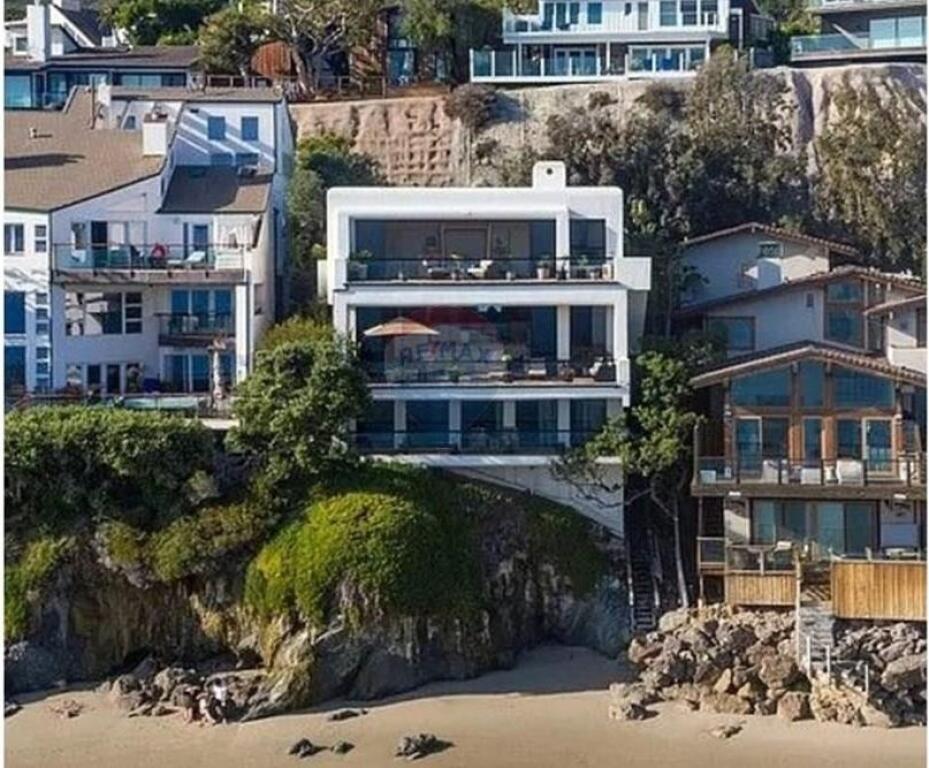 Godinë me 5 apartamente për shitje në Dhërmi !