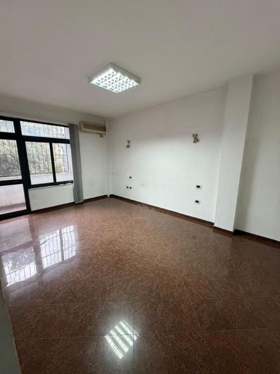 🏢 Shitet Godinë 3-Katëshe në Myslym Shyri – Perfekte për Biznes