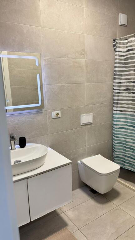 Jepet me Qira – Apartament 2+1 | Pranë Spitalit Amerikan 3