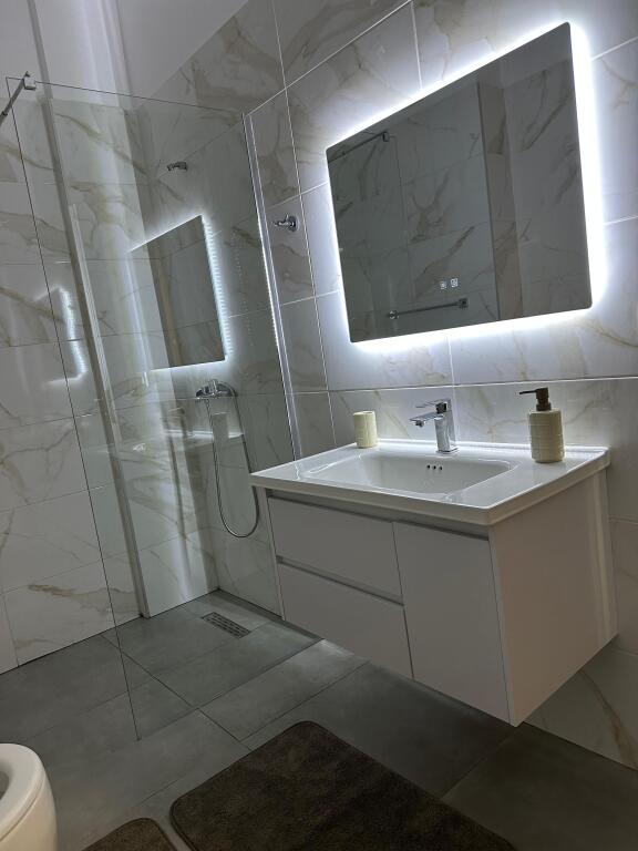 Tirane, jepet me qera apartament 1+1+Aneks+Ballkon Kati 1, 70 m²