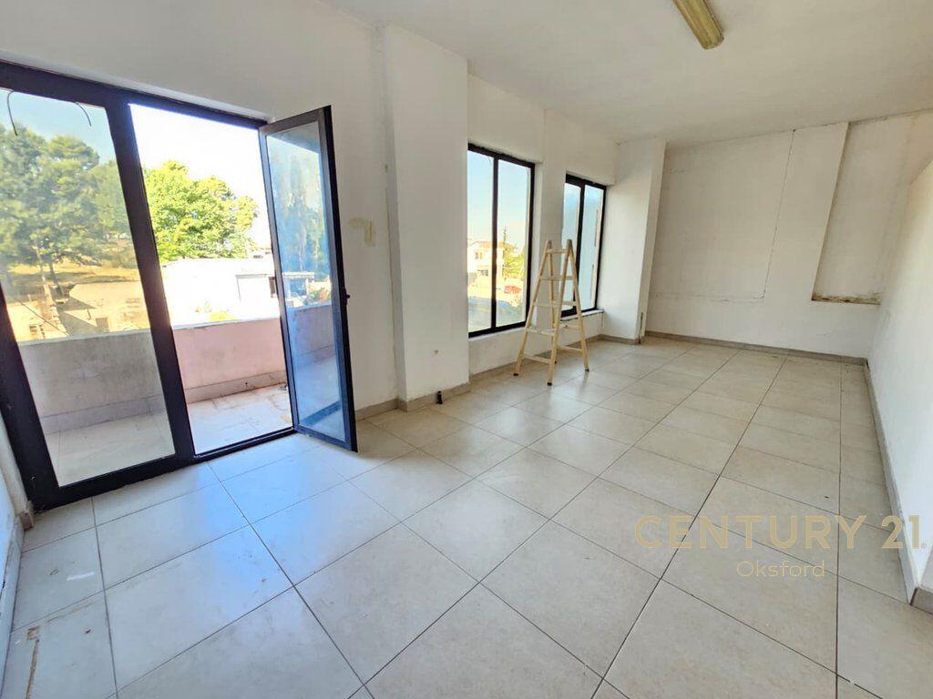 JAPIM ME QIRA AMBIENT KOMERCIAL NE INSTITUT, BUZE RRUGES KRYESORE