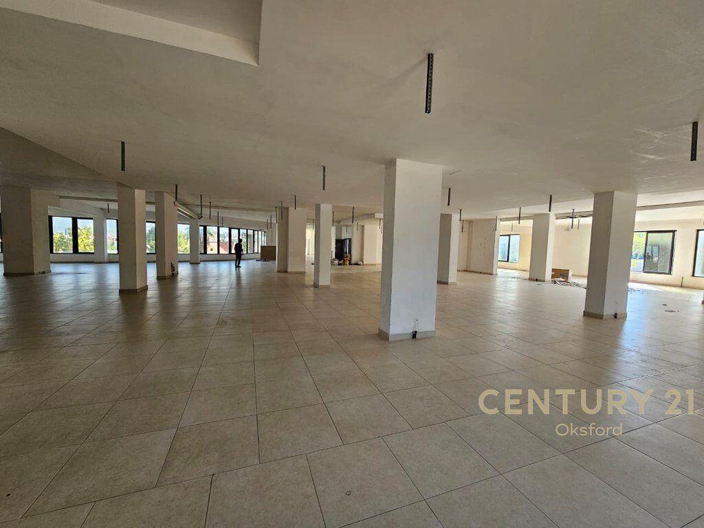 JAPIM ME QIRA AMBIENT KOMERCIAL NE INSTITUT, BUZE RRUGES KRYESORE