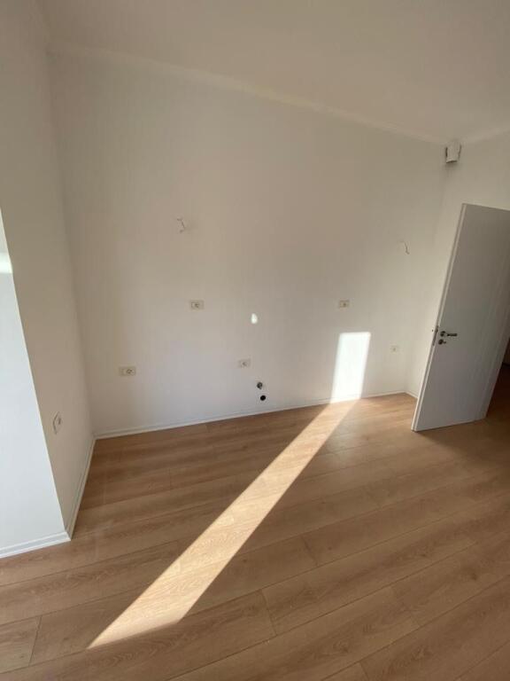 Shitet apartament 1+1 te Komuna e Parisit!