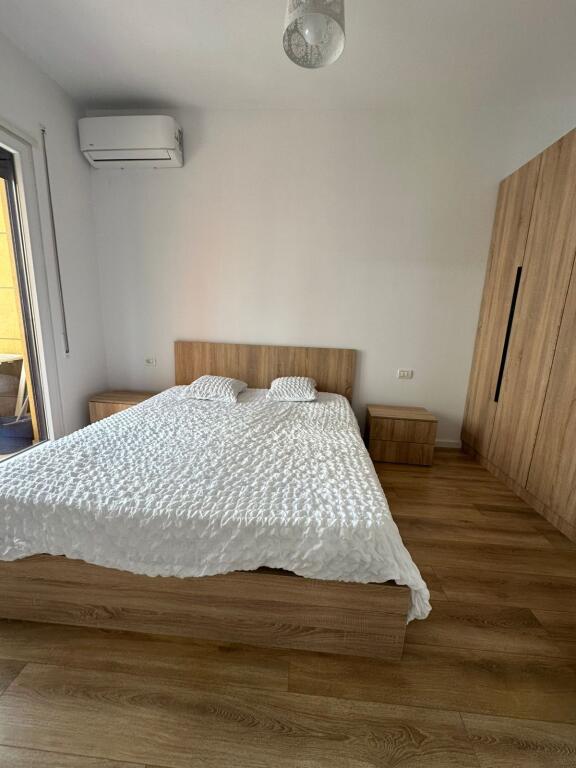 apartament me qira 2 minuta nga Pazari i Ri