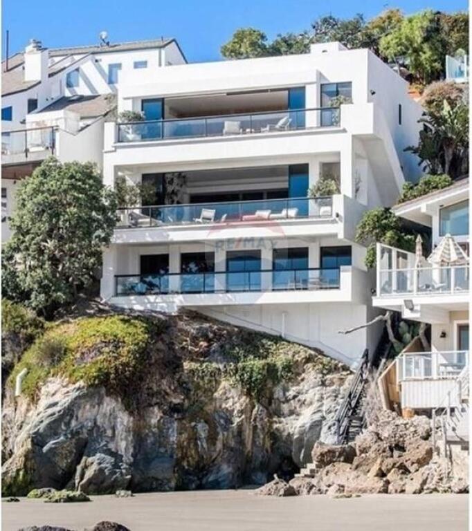 Godinë me 5 apartamente për shitje në Dhërmi !