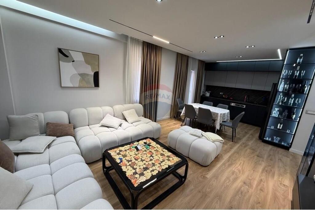 Shitet Apartament 3+1+2 në Astir