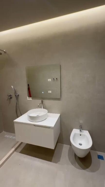 Apartament 2+1+2 per shitje tek Komuna Parisit