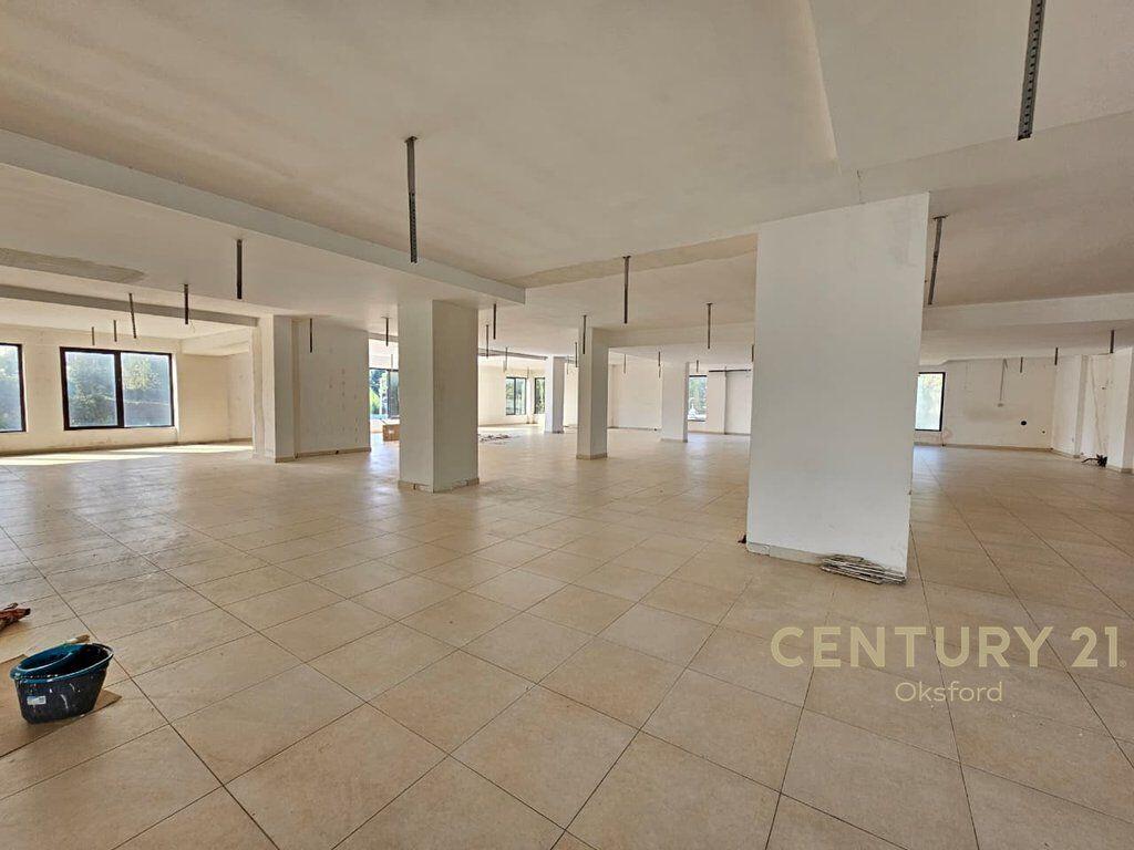 JAPIM ME QIRA AMBIENT KOMERCIAL NE INSTITUT, BUZE RRUGES KRYESORE