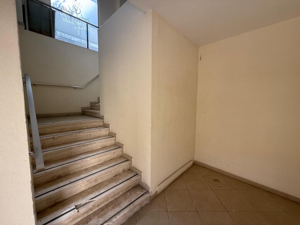 Jepet me Qira Magazinë / Ambient Industrial – Fundi i Bulevardit të Ri