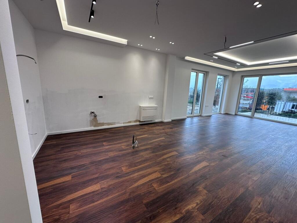 Vilë me Qera 3-Katëshe në zonën e Liqenit të Thatë