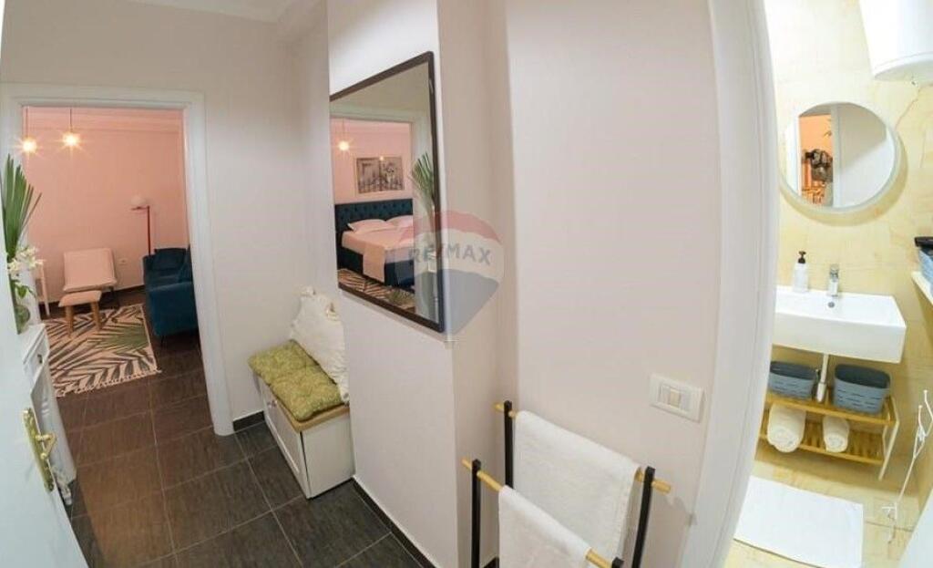 Shitet apartament 2+1 ne Qender-Rruga e Barrikadave