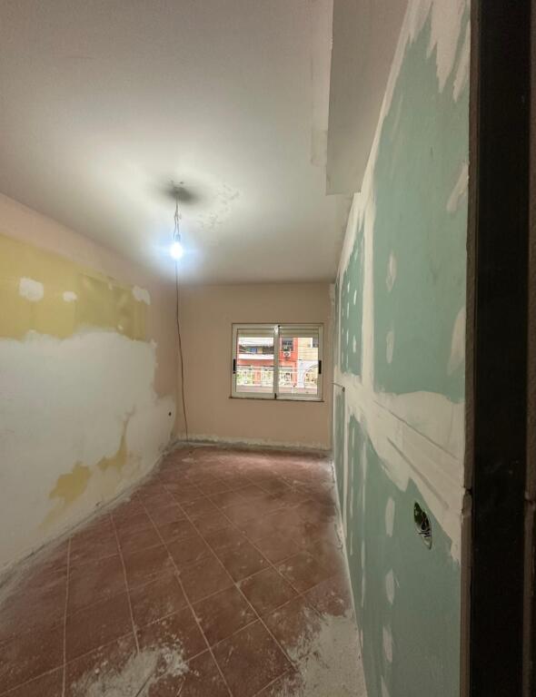 🏡 Shitet apartament 1+1 me verande te Komuna e Parisit