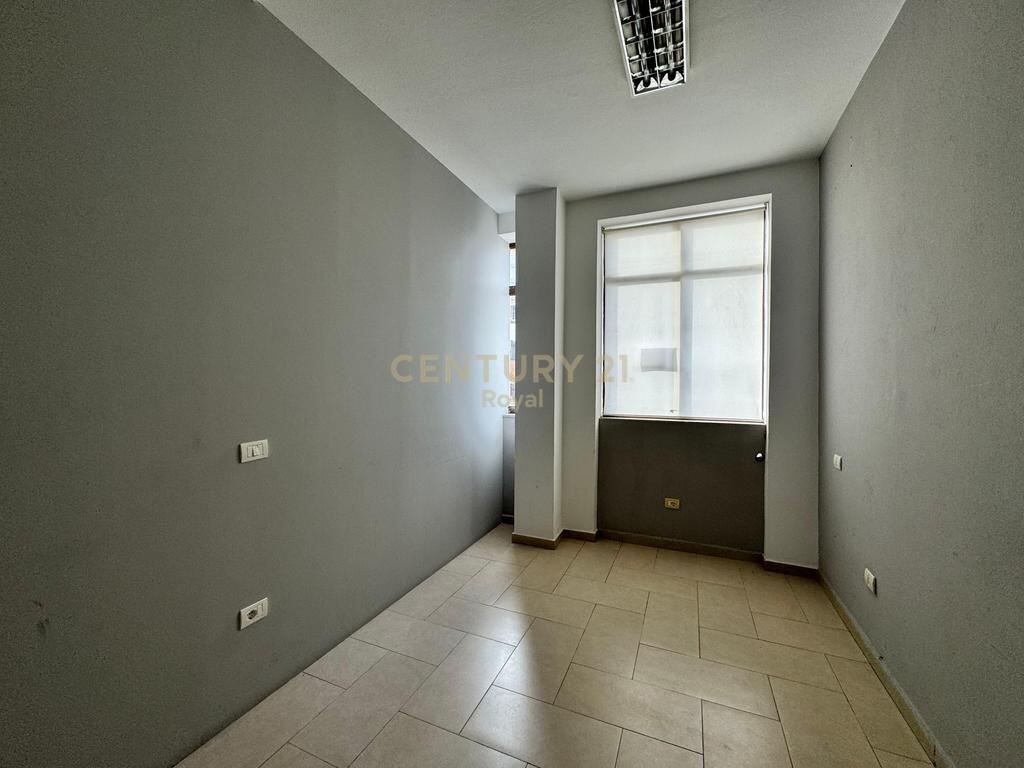 Ambient Komercial me Qira – Rruga e Elbasanit, pas Ambasadës Amerikane