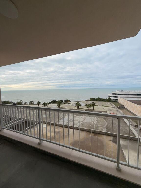 Shitet apartament premium në Kompleksin Dyrrachium, një nga rezidencat më elitare në Currila, Durrës. Apartamenti është 149.39 m², ndodhet në katin e 3-të banim dhe ofron pamje të hapur ballore nga deti. Ndërtim i përfunduar, gati për banim. Ideali për jetesë elitare ose investim sigurie.  📞 Kontakt: 