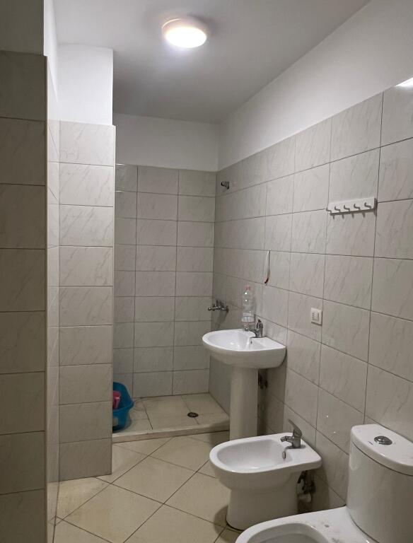 2+1+2 Me Qera, Astir, Tek Rrethi