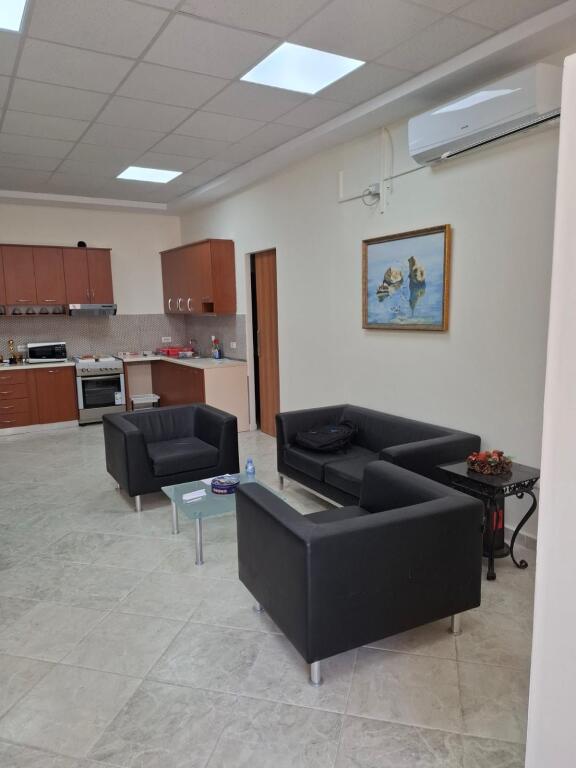 2+1,i mobiluar te ambasada greke rruge e kavajes,700 eueo,zyre ose banim