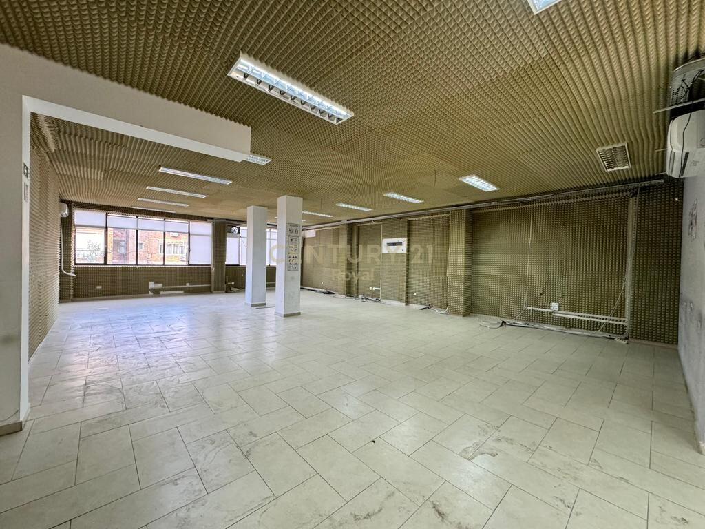 Ambient Komercial me Qira – Rruga e Elbasanit, pas Ambasadës Amerikane