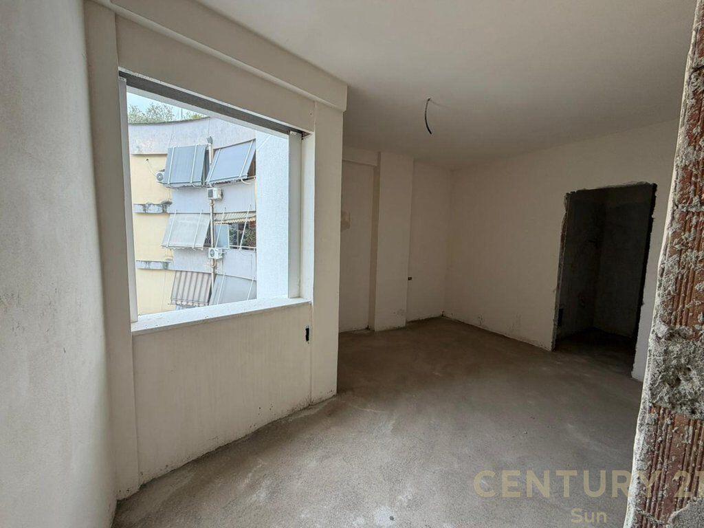 SHITET APARTAMENT 2+1+2 NE PAZARIN E RI