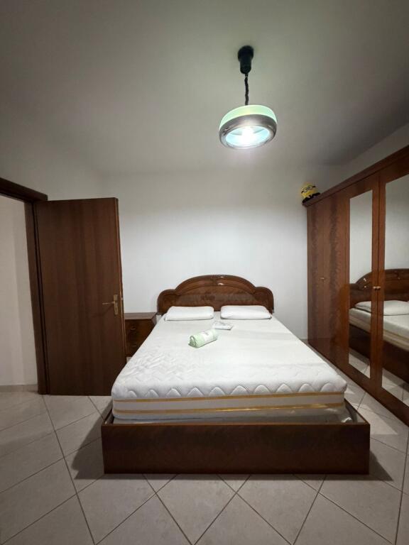 2+1,i mobiluar te bar bohemi astir,cmimi 500 euro