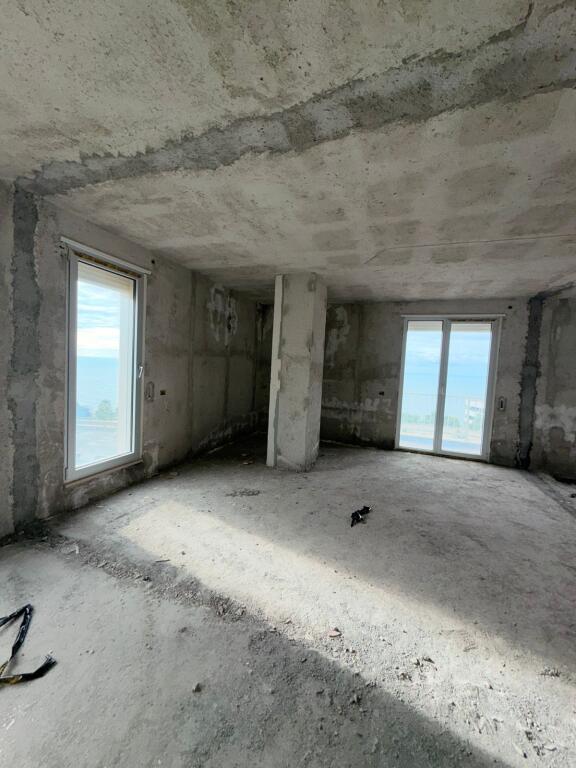 Shitet apartament premium në Kompleksin Dyrrachium, një nga rezidencat më elitare në Currila, Durrës. Apartamenti është 149.39 m², ndodhet në katin e 3-të banim dhe ofron pamje të hapur ballore nga deti. Ndërtim i përfunduar, gati për banim. Ideali për jetesë elitare ose investim sigurie.  📞 Kontakt: 