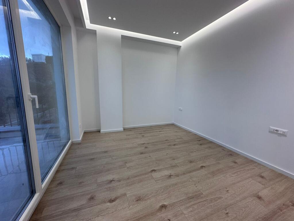 Vile me qera ne zonen e Liqenit te Thate, Fz Forest