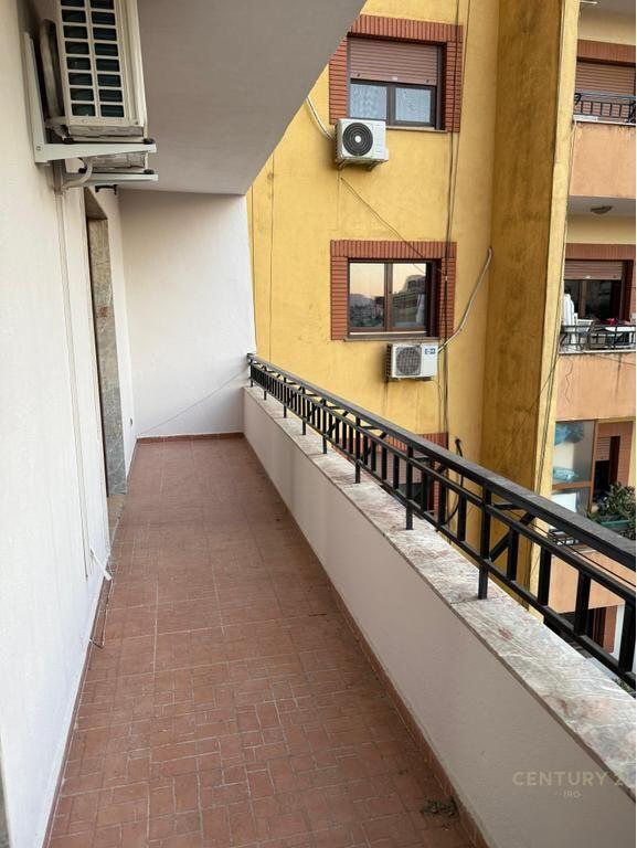 Zyrë me qira në zonën e Komunës së Parisit