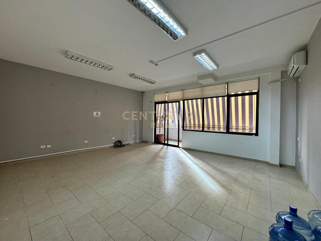 Ambient Komercial me Qira – Rruga e Elbasanit, pas Ambasadës Amerikane