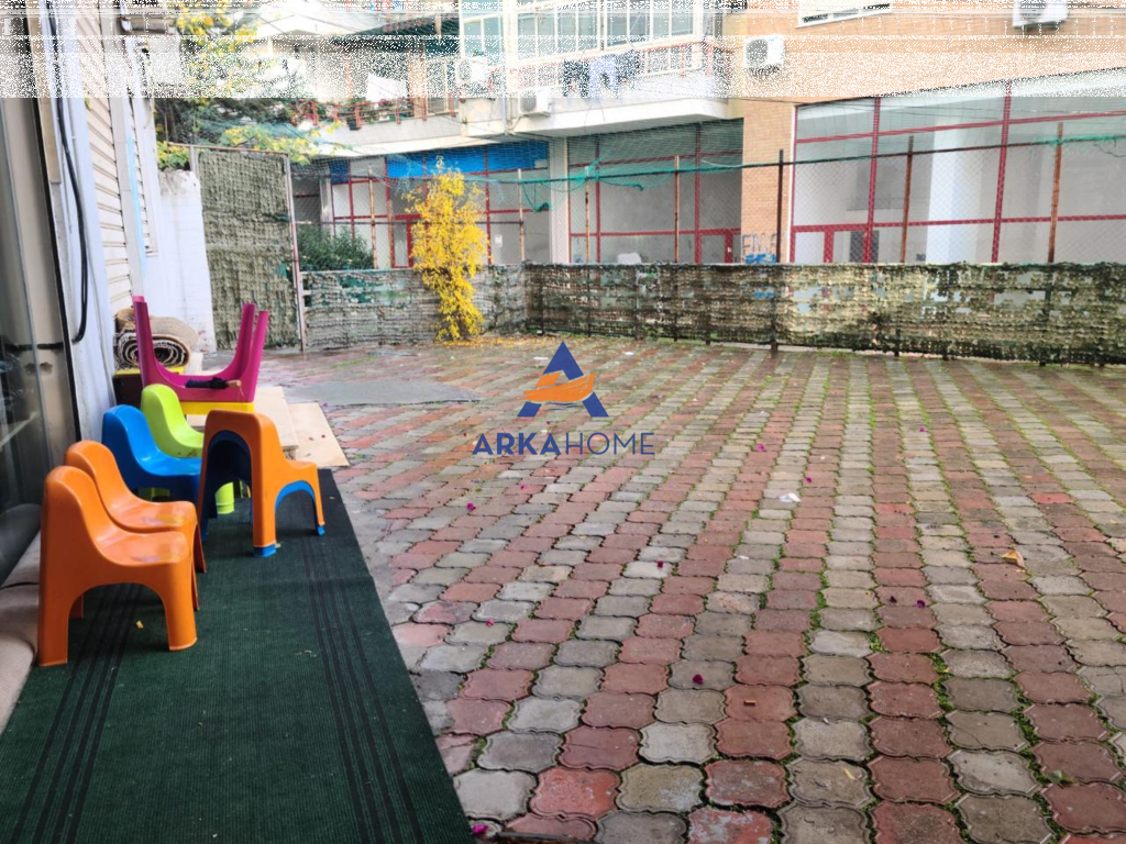 JEPET AMBIENT BIZNESI ME QERA 80M2 "ISH TREGU ELEKTRIK" 600 EURO