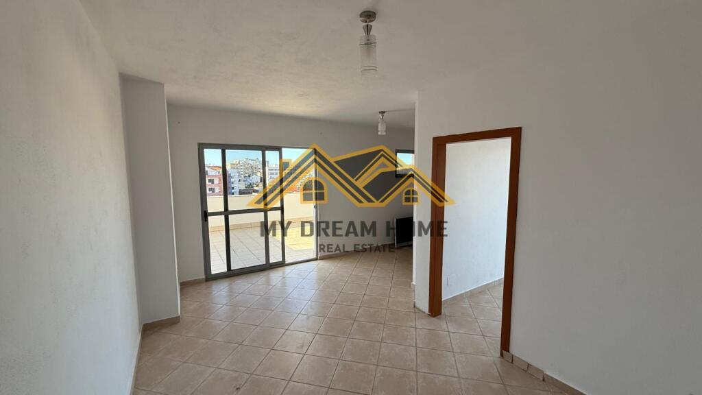 Apartament 2+1+Verand Në Shitje në Plazh Durrës