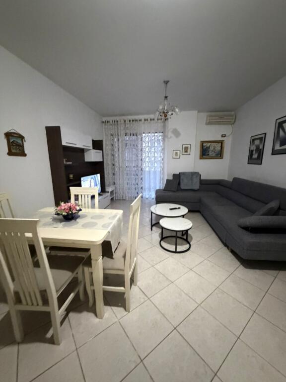 2+1,i mobiluar te bar bohemi astir,cmimi 500 euro