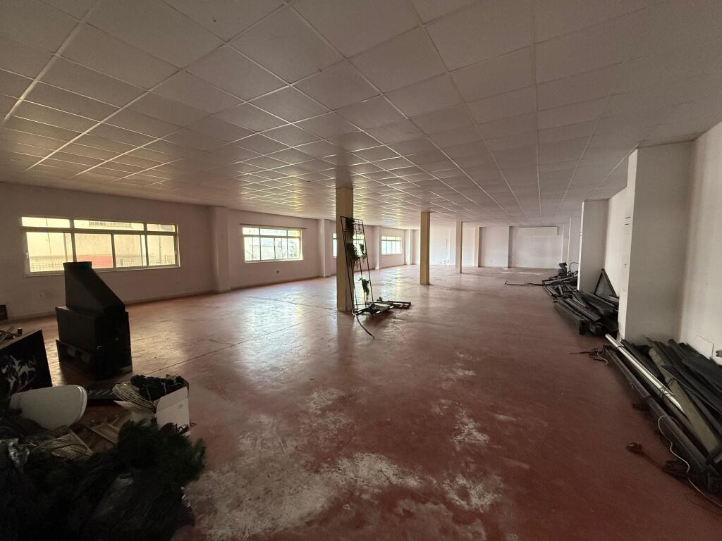 Jepet me Qira Magazinë / Ambient Industrial – Fundi i Bulevardit të Ri