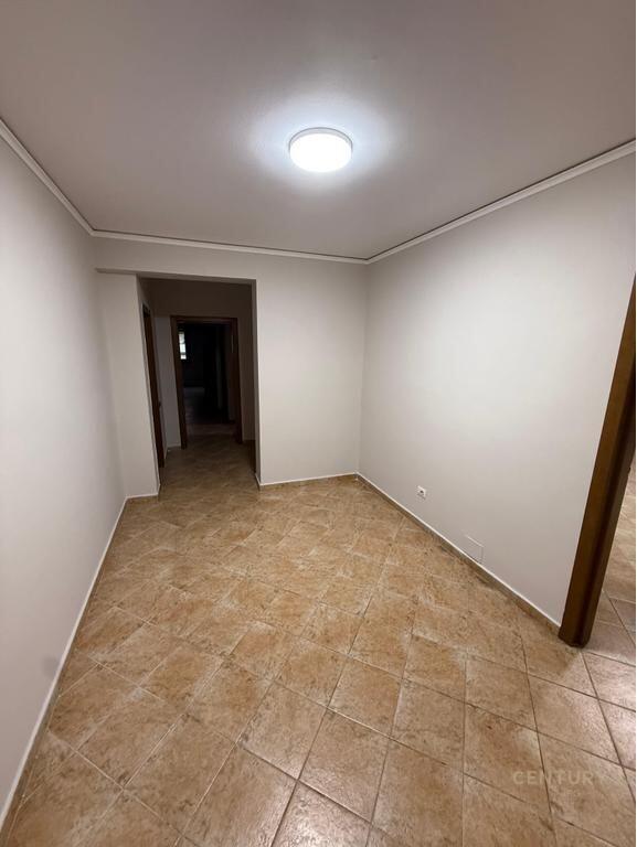 Zyrë me qira në zonën e Komunës së Parisit