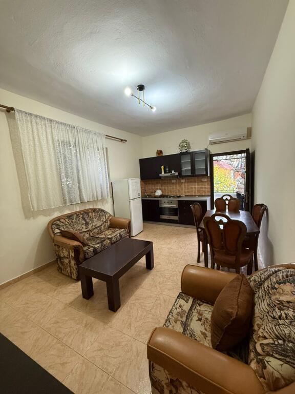 Shtepi private me qera 1+1