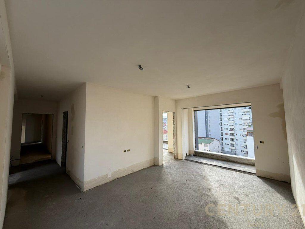 Shitet Apartament 2+1+2 me Verandë – Pazar i Ri