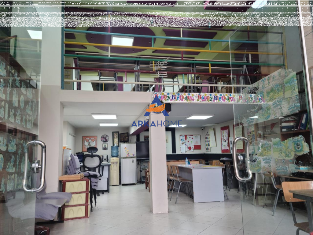 JEPET AMBIENT BIZNESI ME QERA 80M2 "ISH TREGU ELEKTRIK" 600 EURO