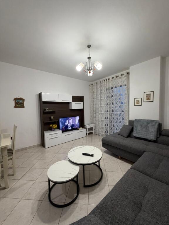 2+1,i mobiluar te bar bohemi astir,cmimi 500 euro