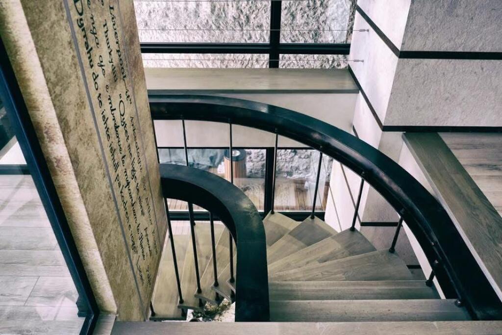 🏢 JEPET ME QERA – ZYRË 120 m² NE HYRJE TE VOLLGES