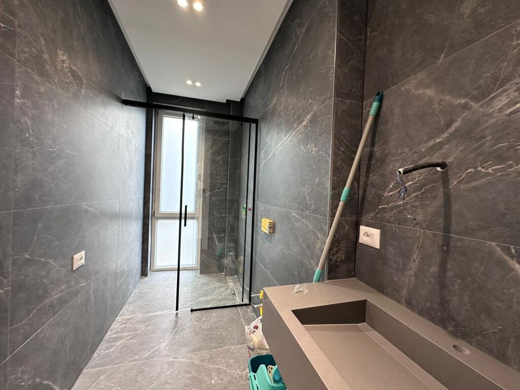 Vilë me Qera 3-Katëshe në zonën e Liqenit të Thatë , Fz Forest