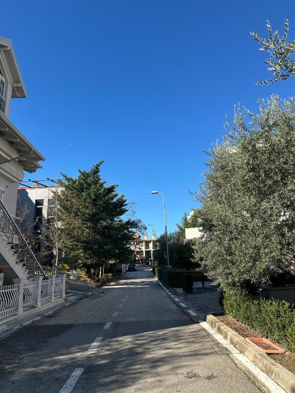 📌 Shitet Vilë 4-Katëshe në Rezidencën Akacia Hills!