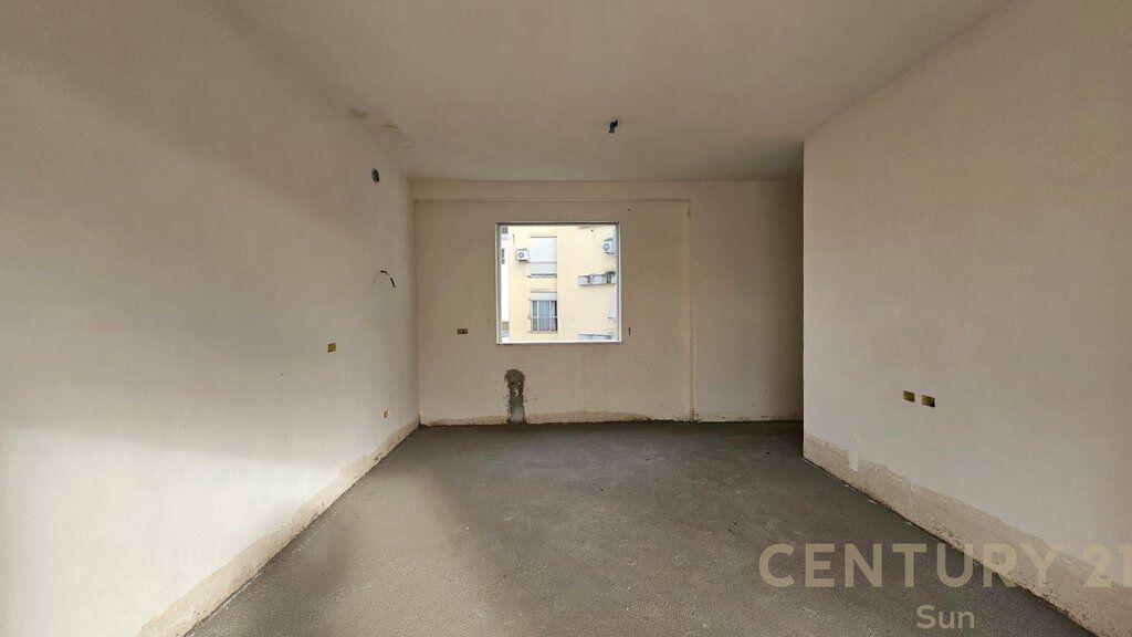 SHITET APARTAMENT 2+1+2 NE PAZARIN E RI