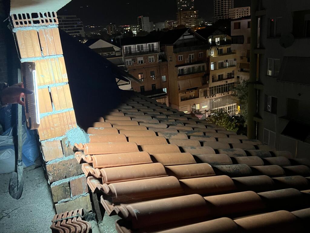 Shitet Apartament tek Shallvaret, super mundesi per investim