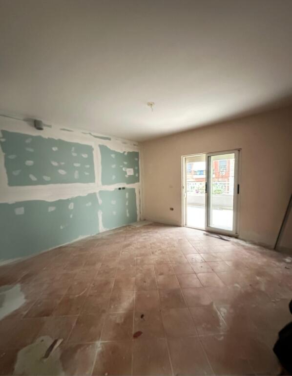 🏡 Shitet apartament 1+1 me verande te Komuna e Parisit