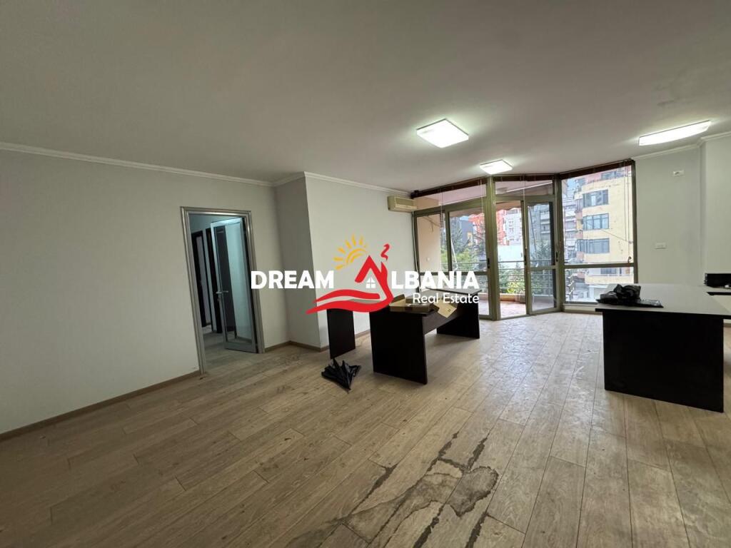 Apartament 2+1 ne Shitje 21 Dhjetori, Prane Hotel Mondial (ID 41212123)