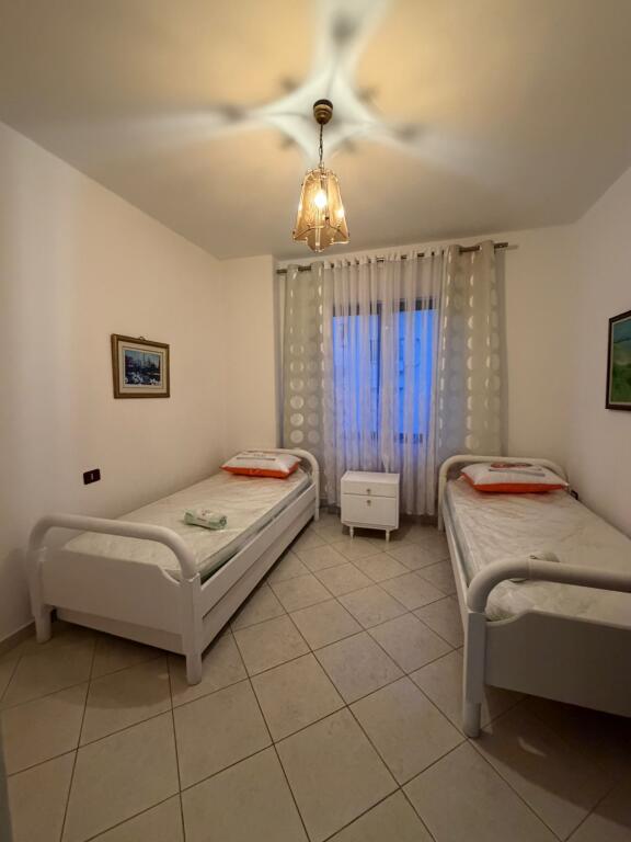 2+1,i mobiluar te bar bohemi astir,cmimi 500 euro