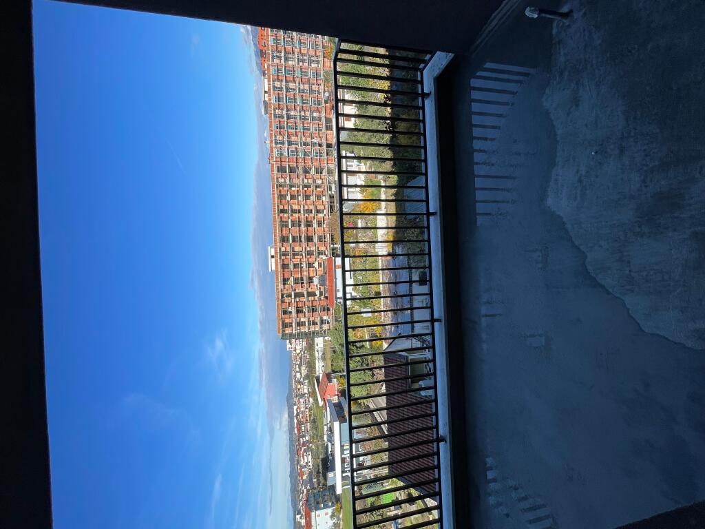 Vendesi in vendita 2+1+2 bagni più balcone