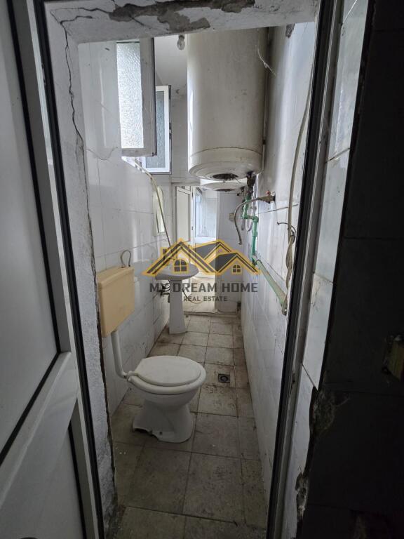 VENDITA AMBIENTE COMMERCIALE PRESSO IL CROCE ROSSA DURAZZO